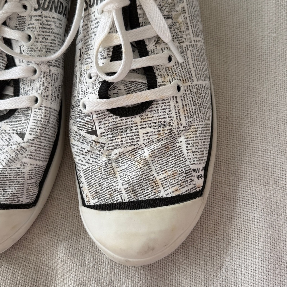 Free People White & Black Newspaper Print Sneakers Fits 7.5 to 8 LOVE 🌎❤️👏🏻 - Picture 8 of 11